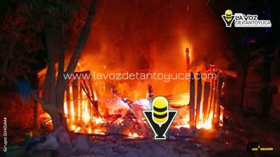 Incendio reduce a cenizas casa en la cabecera municipal, en Tepetzintla