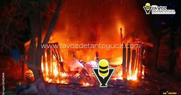 Incendio reduce a cenizas casa en la cabecera municipal, en Tepetzintla
