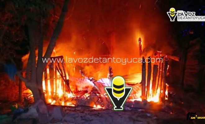 Incendio reduce a cenizas casa en la cabecera municipal, en Tepetzintla