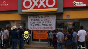 Vecinos cierran OXXO por no cooperar para Fiesta Patronal, en Huejutla