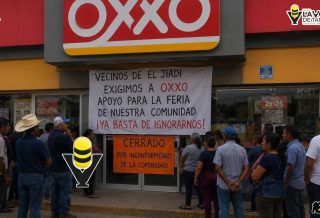 Vecinos cierran OXXO por no cooperar para Fiesta Patronal, en Huejutla