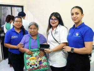 Ayuntamiento de Chicontepec fortalece la salud visual con entrega de lentes subsidiados