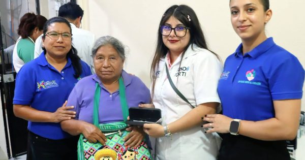 Ayuntamiento de Chicontepec fortalece la salud visual con entrega de lentes subsidiados