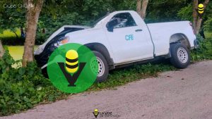 Camioneta de la CFE choca contra árbol en Tempoal 