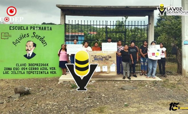 Padres de familia toman primaria en Tepetzintla; exigen asignación de un maestro