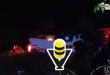 Camioneta vuelca y cae a una presa; regresaban del Carnaval