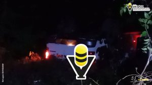 Camioneta vuelca y cae a una presa; regresaban del Carnaval 