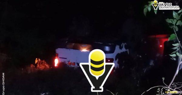 Camioneta vuelca y cae a una presa; regresaban del Carnaval