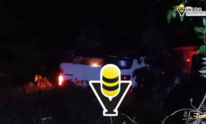 Camioneta vuelca y cae a una presa; regresaban del Carnaval