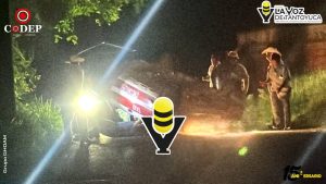 Taxista termina volcado en el tramo Mexcatla - Buena Vista, Chicontepec