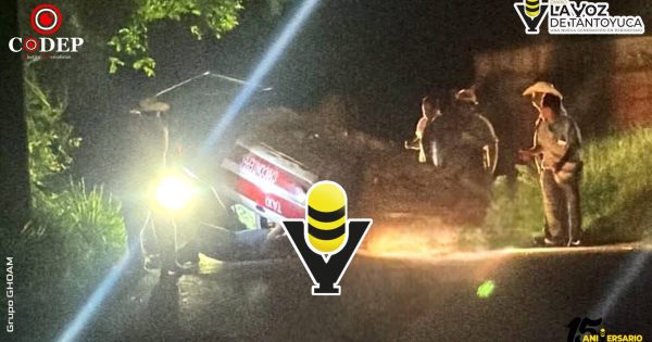 Taxista termina volcado en el tramo Mexcatla - Buena Vista, Chicontepec