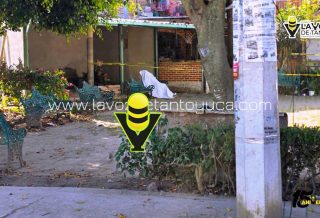 Localizan a hombre sin vida sentado en un kiosko
