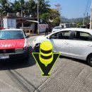 Automovilista provoca percance vial por conducir sin precaución