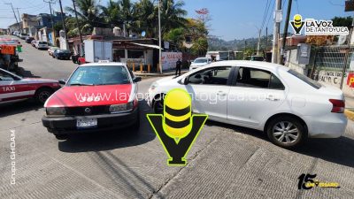 Automovilista provoca percance vial por conducir sin precaución
