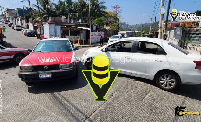 Automovilista provoca percance vial por conducir sin precaución