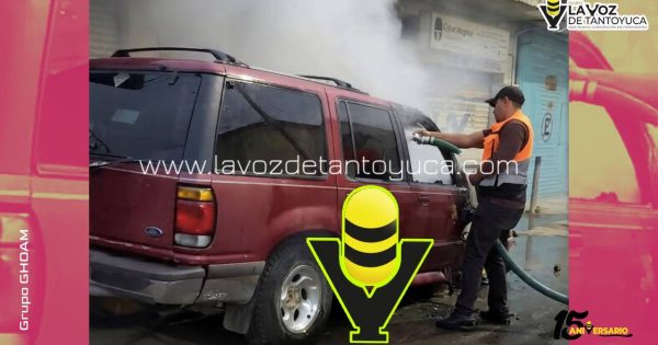 Posible corto circuito provoca el incendio de una camioneta, en Tempoal