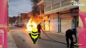 Posible corto circuito provoca el incendio de una camioneta, en Tempoal