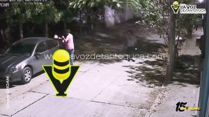 Captan a dos jovencitos destrozando vehículos estacionados 