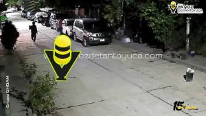 Captan a dos jovencitos destrozando vehículos estacionados 