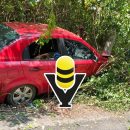 Automóvil termina entre la maleza tras salirse de la carretera Álamo - Tamazunchale