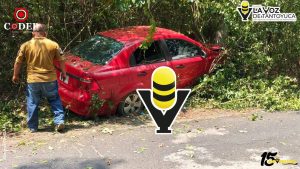 Automóvil termina entre la maleza tras salirse de la carretera Álamo - Tamazunchale