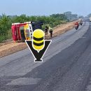 Vuelca camión de caja seca sobre la carretera Alazán-Canoas