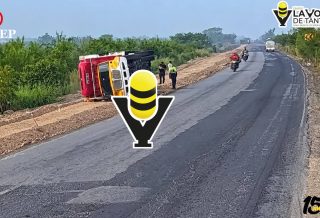 Vuelca camión de caja seca sobre la carretera Alazán-Canoas