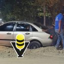 Automovilista cae con su vehículo en un hoyo de una obra particular en Tantoyuca