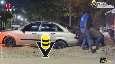 Automovilista cae con su vehículo en un hoyo de una obra particular en Tantoyuca