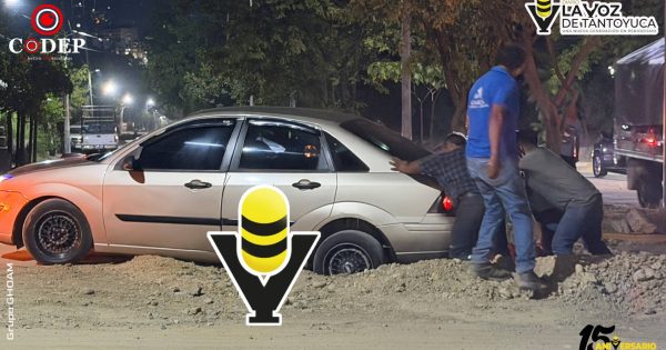Automovilista cae con su vehículo en un hoyo de una obra particular en Tantoyuca