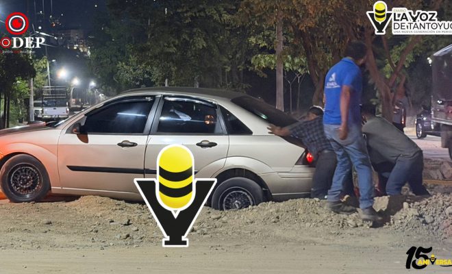 Automovilista cae con su vehículo en un hoyo de una obra particular en Tantoyuca