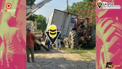 Camión cargado con 20 toneladas queda atorado en excavación en Tancheche