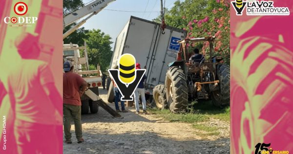 Camión cargado con 20 toneladas queda atorado en excavación en Tancheche