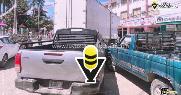 Camión provoca percance vial en el Centro de Tempoal