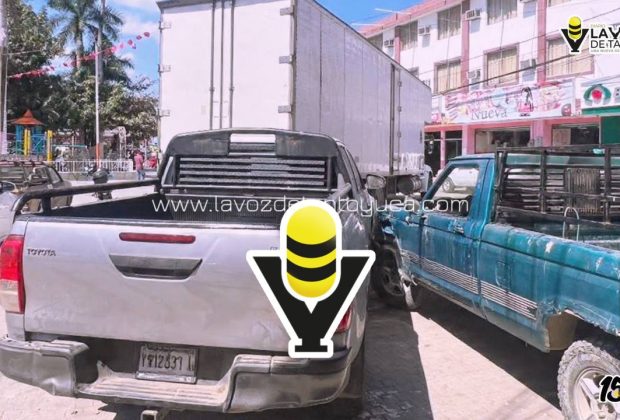 Camión provoca percance vial en el Centro de Tempoal