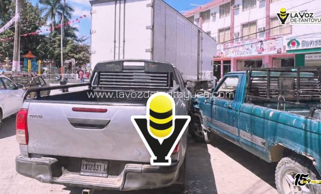 Camión provoca percance vial en el Centro de Tempoal