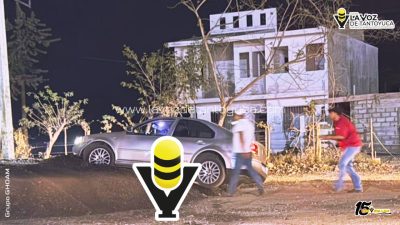 Vehículo termina arriba de un montículo de tierra, en Tantoyuca