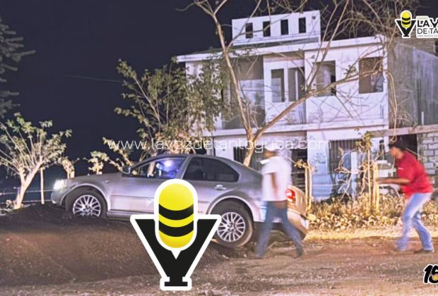 Vehículo termina arriba de un montículo de tierra, en Tantoyuca