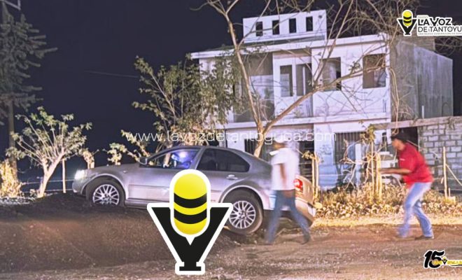 Vehículo termina arriba de un montículo de tierra, en Tantoyuca