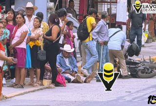 Motociclista y acompañante resultan con lesiones mínimas tras aparatosa caída