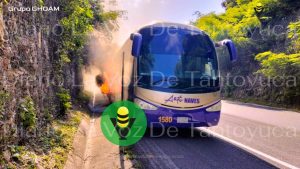 Se incendia autobús en la autopista Valles - Rayón; pasajeros resultan ilesos 