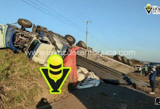 Falla mecánica causa volcadura de tráiler en Autopista Cardel - Veracruz