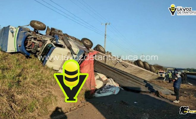 Falla mecánica causa volcadura de tráiler en Autopista Cardel - Veracruz