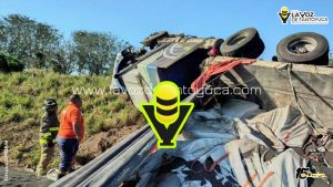 Falla mecánica causa volcadura de tráiler en Autopista Cardel - Veracruz 