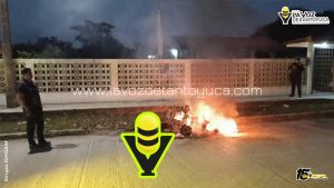 Cuatrimoto termina calcinada por presunto corto circuito 