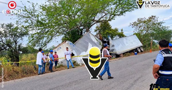 Se desprenden remolques de tráiler cargado con azúcar en El Higo