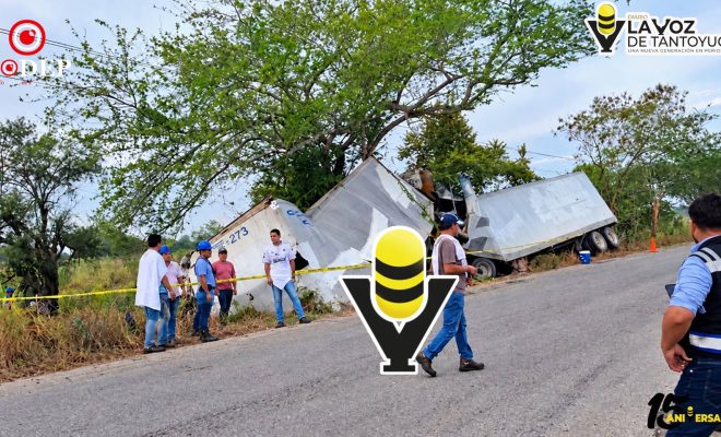 Se desprenden remolques de tráiler cargado con azúcar en El Higo
