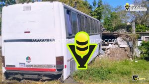 Autobús de turismo se queda sin frenos y se impacta contra vivienda, en Cerro Azul