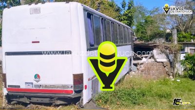 Autobús de turismo se queda sin frenos y se impacta contra vivienda, en Cerro Azul
