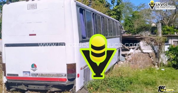 Autobús de turismo se queda sin frenos y se impacta contra vivienda, en Cerro Azul